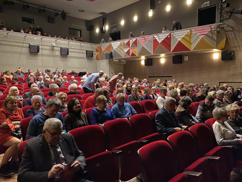 Sala pęka w szwach. Do Biłgoraja dotarł diabeł (foto) - Zdjęcie główne