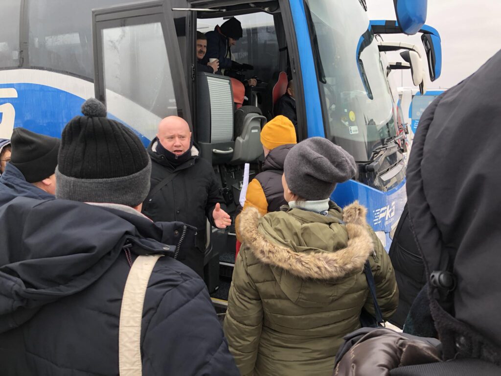 Pojechali manifestować w obronie mediów. Jeszcze przed wyjazdem dali nam lekcję wolności i równości mediów - Zdjęcie główne