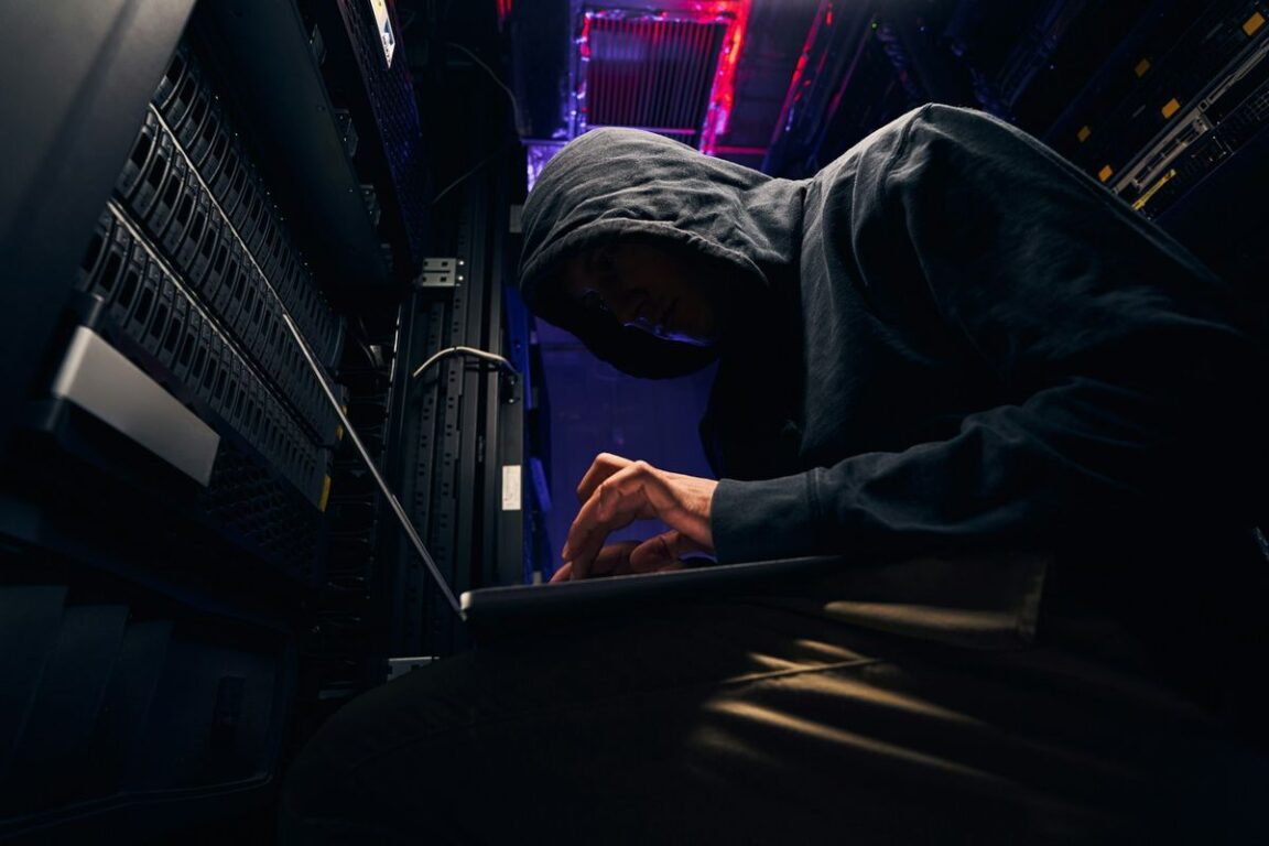 Czym jest przestępstwo cybernetyczne i oszustwo komputerowe w polskim prawie? - Zdjęcie główne