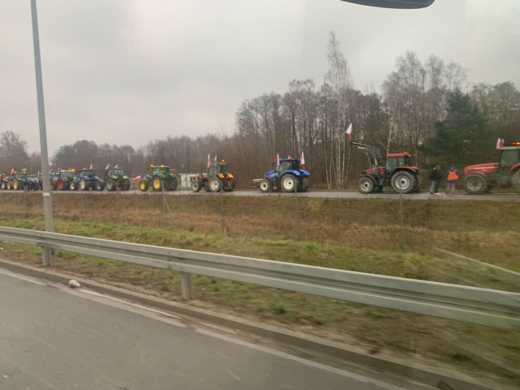 Rolnicy z powiatu biłgorajskiego ruszyli na Warszawę. Kto pojechał? (foto) - Zdjęcie główne