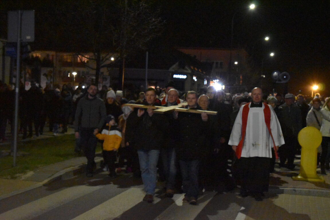 Tłumy poszły w biłgorajskiej Drodze Krzyżowej (foto) - Zdjęcie główne