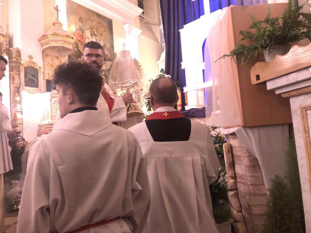 Wielki Piątek w Biłgoraju. Trwa Liturgia Męki Pańskiej (foto) - Zdjęcie główne