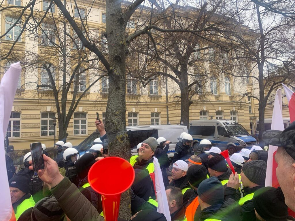 Policja pacyfikuje rolników!  Nasi są w Warszawie (foto) - Zdjęcie główne