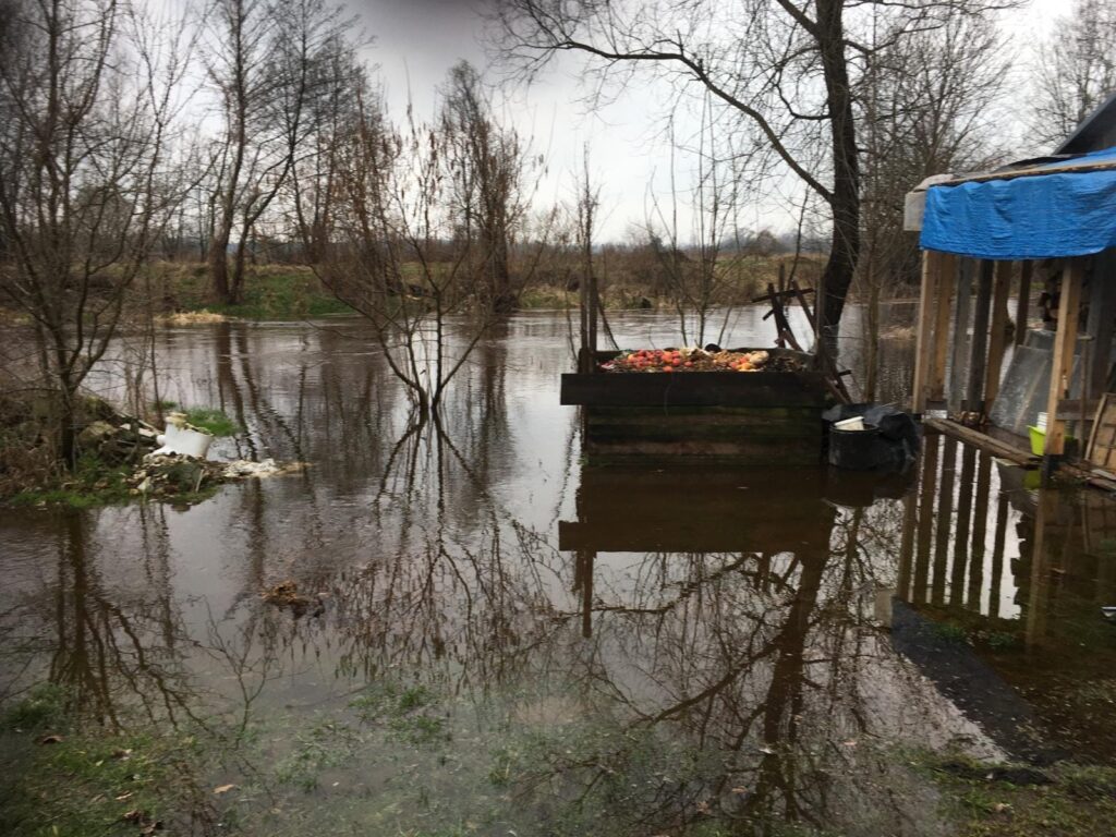 Podtopienia na Ziemi Biłgorajskiej. Interweniują strażacy (foto) - Zdjęcie główne