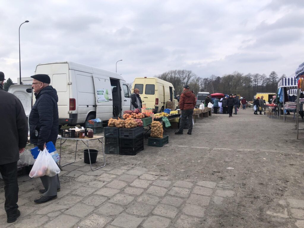 Czym dziś kusi biłgorajski targ? (foto) - Zdjęcie główne