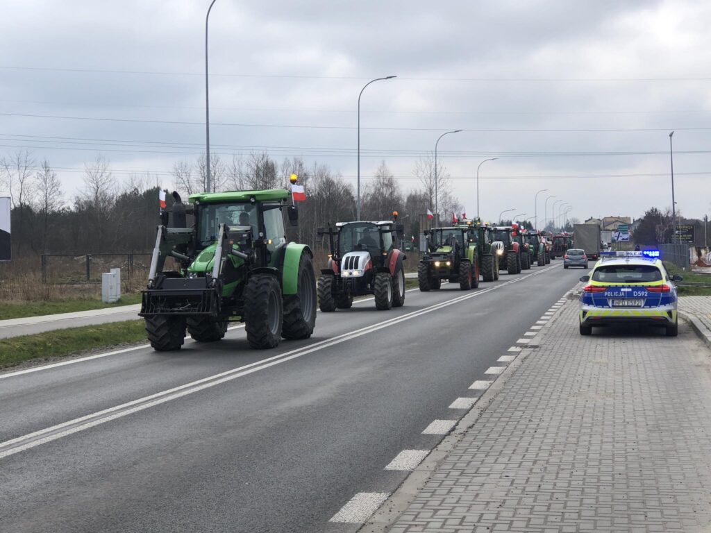 Rolnicy już w Biłgoraju. W mieście protest i blokada (foto) - Zdjęcie główne