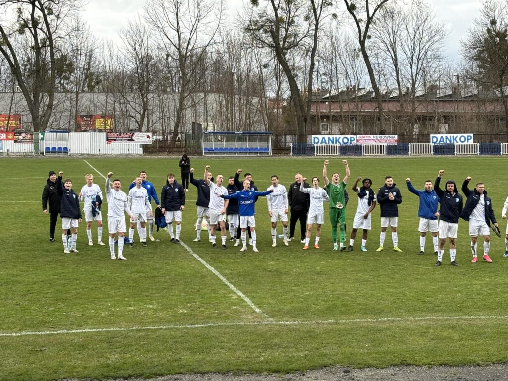 Lider IV ligi piłkarskiej gromi. Komplet wyników - Zdjęcie główne