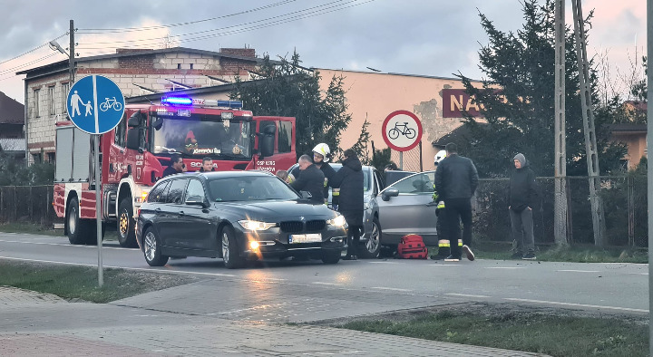 Groźna kolizja w Józefowie. Jest poszkodowany - Zdjęcie główne