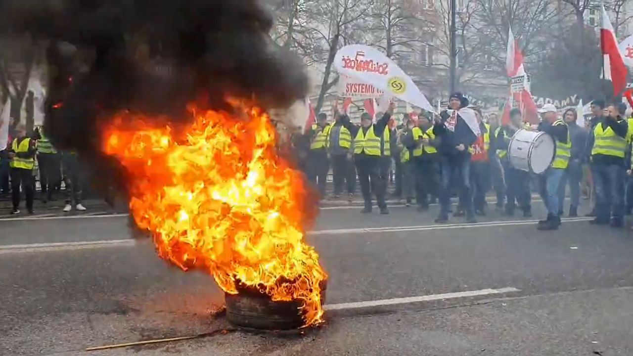 Strażacy wezwani na protest rolników. W Biłgoraju zapłonęła opona - Zdjęcie główne