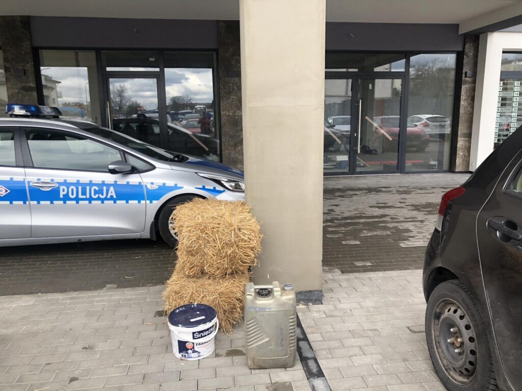 Rolnicy weszli do posłanki w Biłgoraju. Jest policja! (foto,video) - Zdjęcie główne