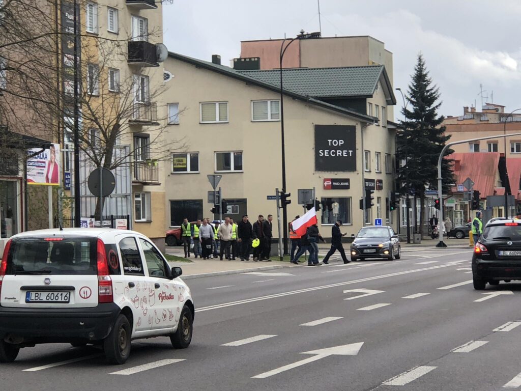 Ze słomą do posła Różańskiego. Gorąco w Biłgoraju (foto) - Zdjęcie główne