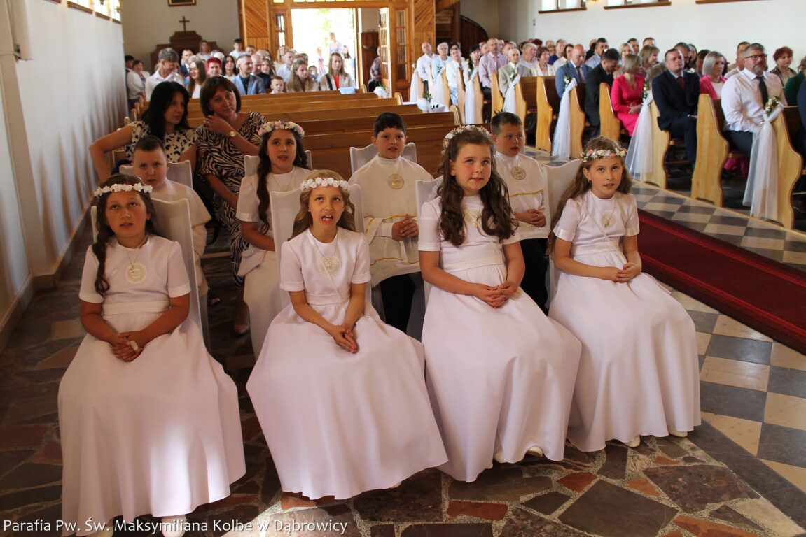 Ośmioro dzieci przed ołtarzem. Tu też Pierwsza Komunia Święta (foto) - Zdjęcie główne