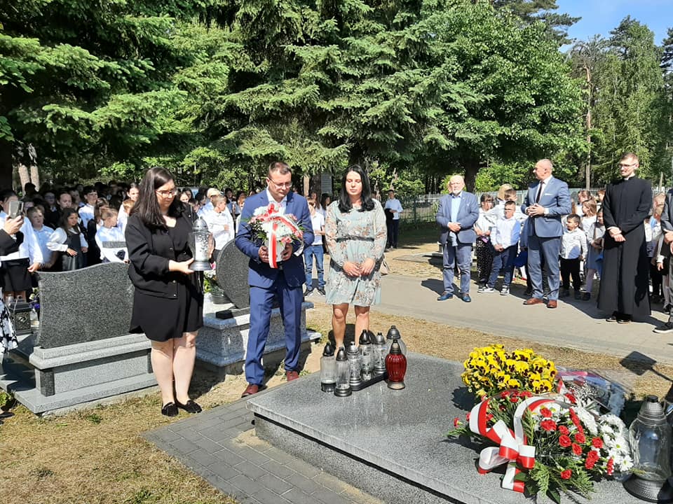 Znany mieszkaniec na tablicy szkoły (foto) - Zdjęcie główne