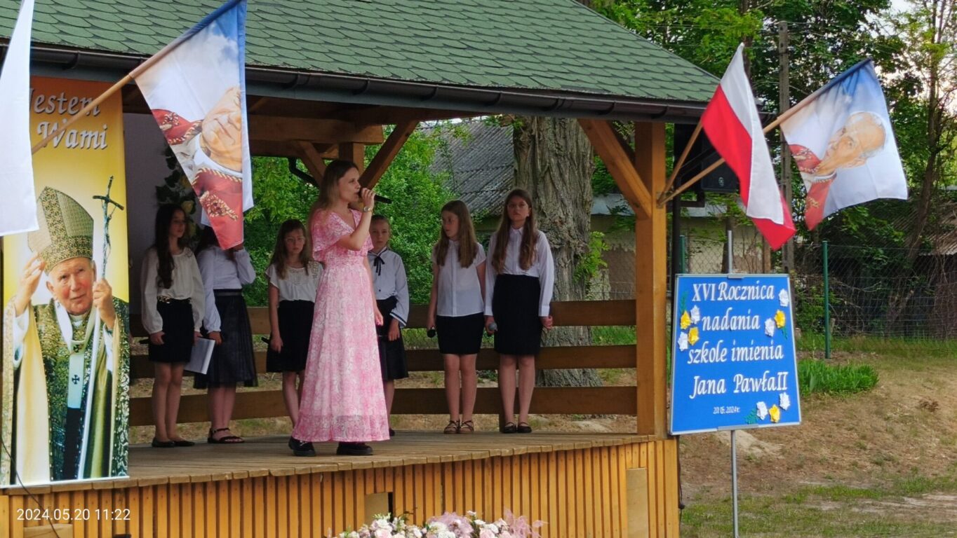 Ta szkoła pamięta o swoim patronie (foto) - Zdjęcie główne