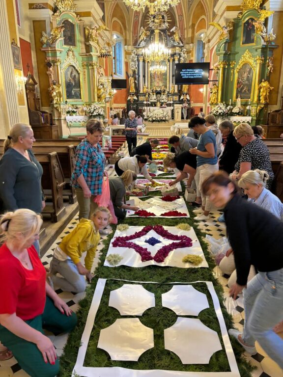 Parafianie zrobili niezwykły dywan (foto) - Zdjęcie główne