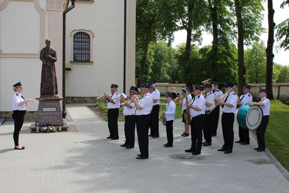 Potok Górny maszerował przed obelisk (foto) - Zdjęcie główne