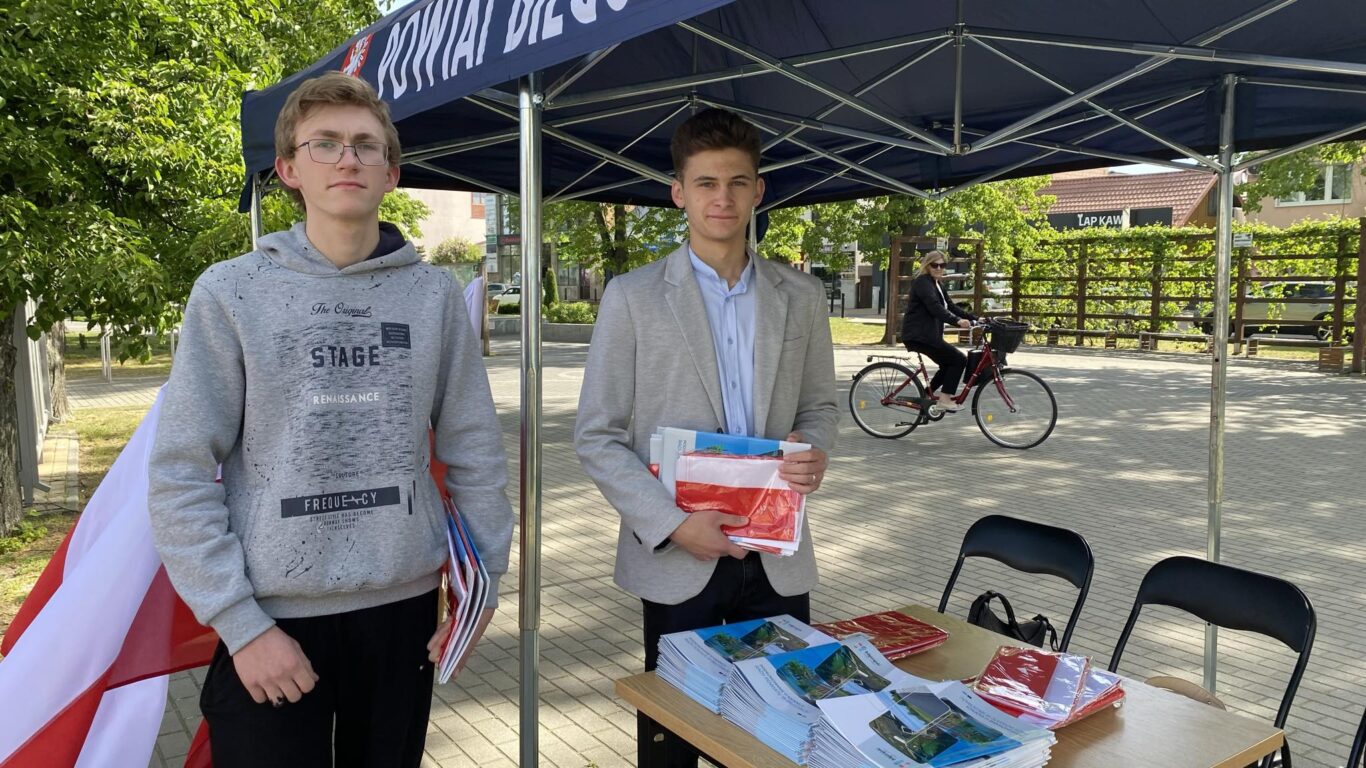 W Biłgoraju flagi za darmo. Już rozdają (foto) - Zdjęcie główne