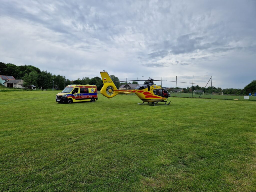 Wypadek w powiecie. Lądował śmigłowiec LPR  (foto) - Zdjęcie główne