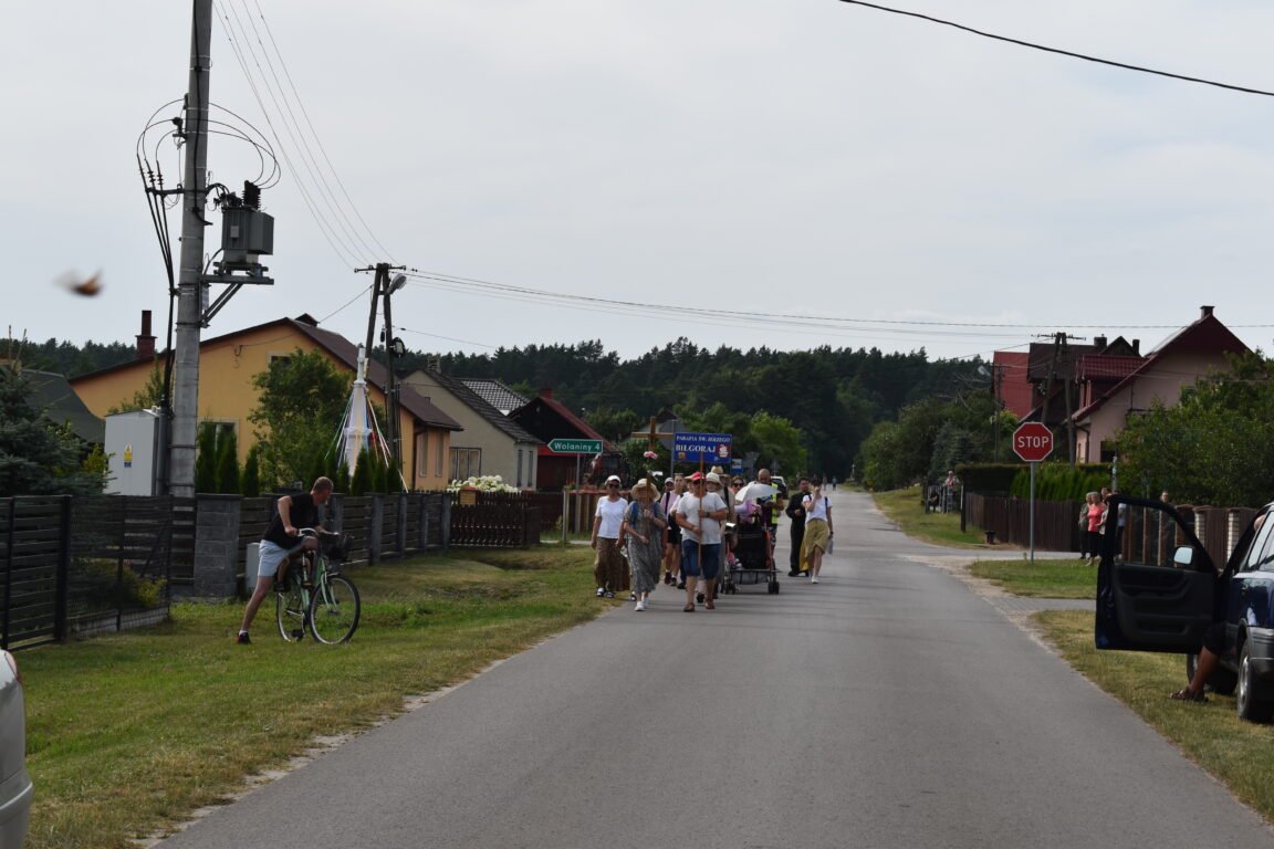 Idą pieszo do Krasnobrodu. Tak ugościła ich Bukownica (foto) - Zdjęcie główne