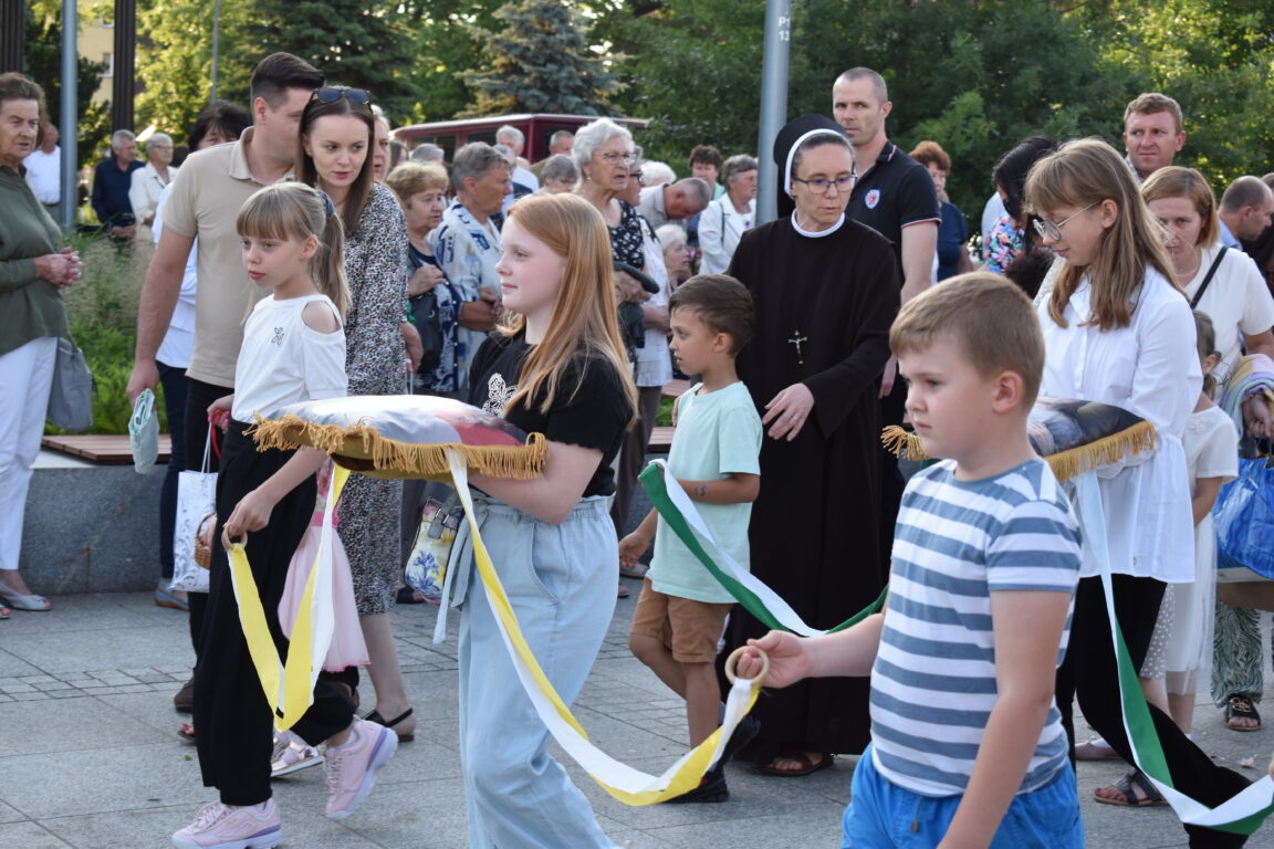 W Biłgoraju procesja i piękne wianki (foto) - Zdjęcie główne