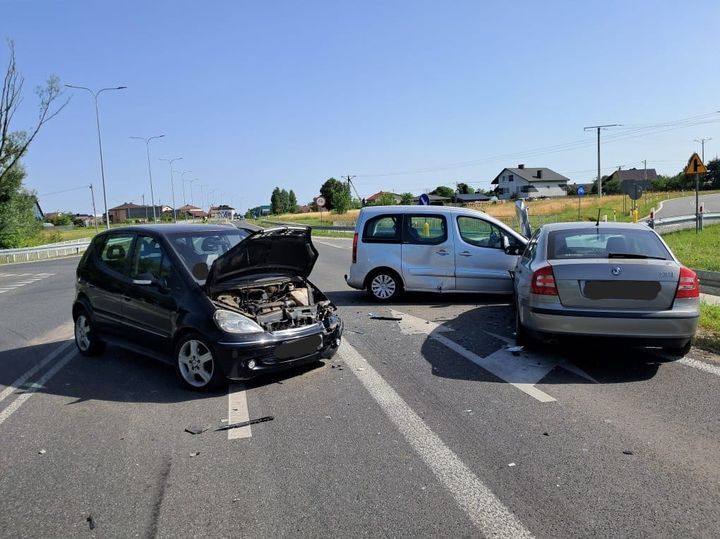 Fatalny wypadek w powiecie. Siedem osób w szpitalu!  (foto) - Zdjęcie główne