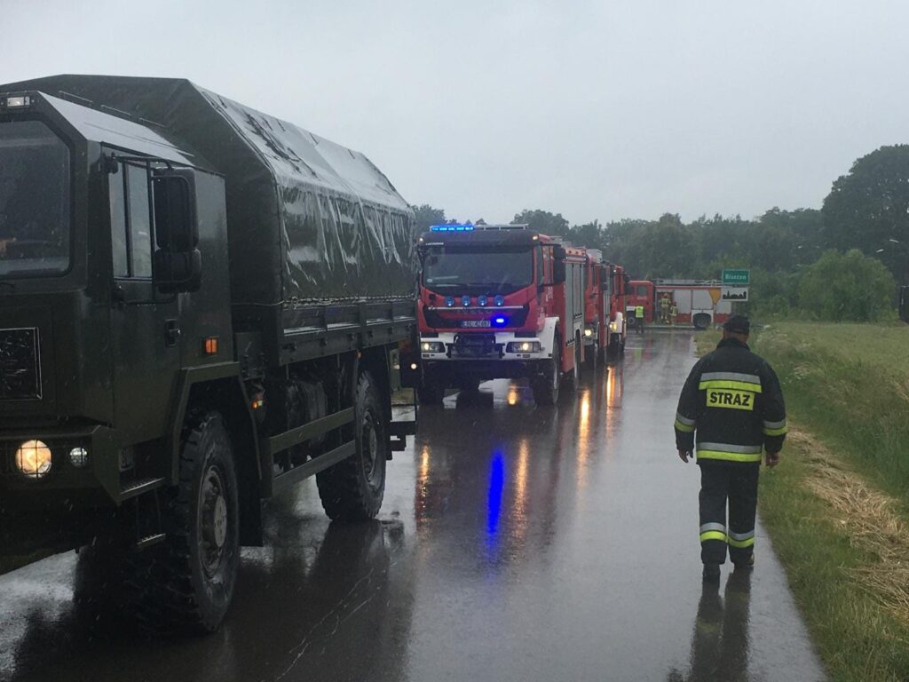 Wypadek trzech pojazdów i pożar. Na miejscu wojsko (foto) - Zdjęcie główne