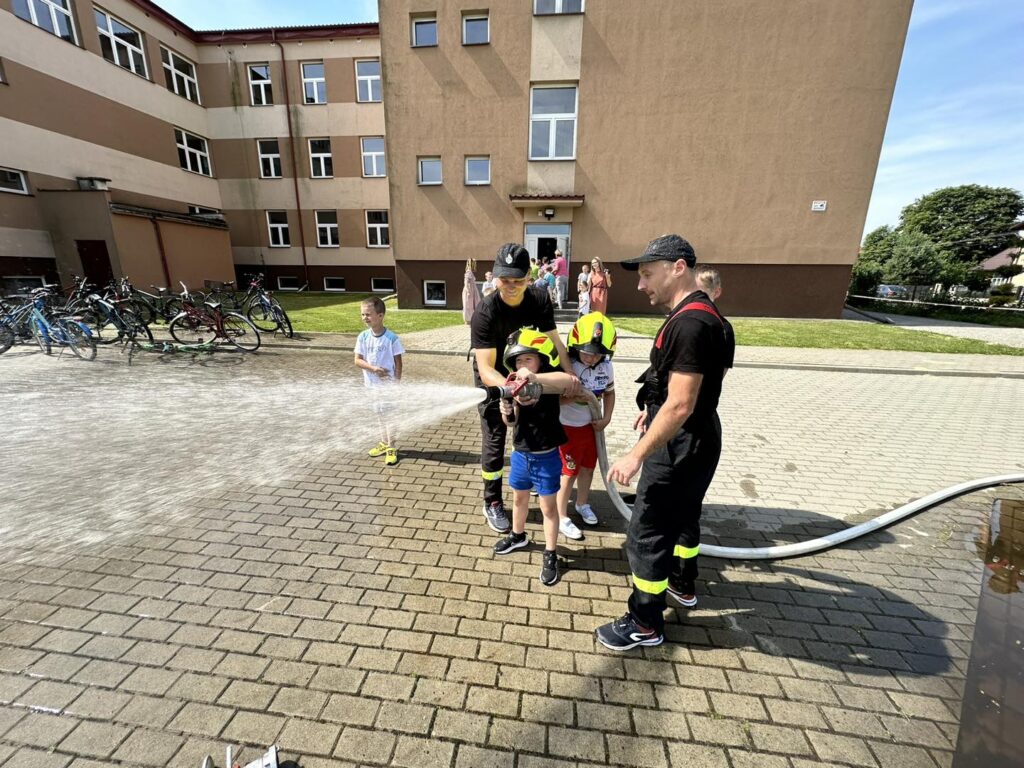 Strażacy z Zamchu pilnie wezwani do szkoły (foto) - Zdjęcie główne