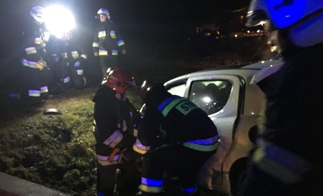 Kierowca poszukiwany!  Samochód został w rowie - Zdjęcie główne