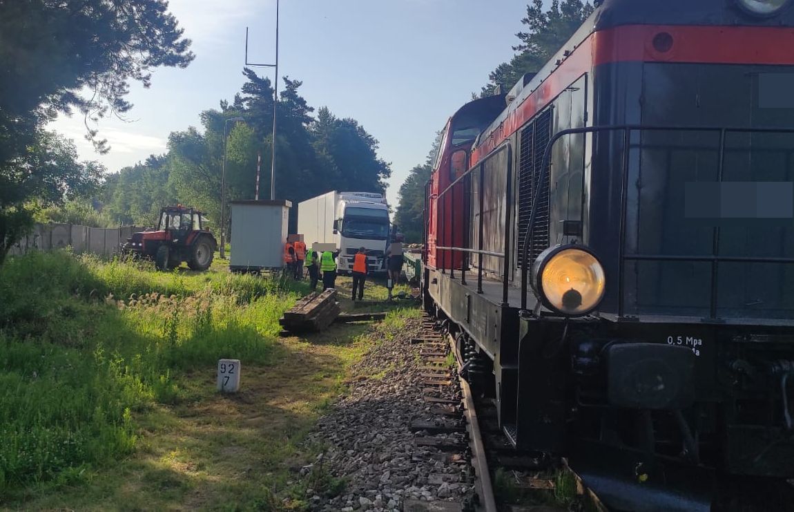 O włos o tragedii gminie Józefów. Kierowca ciężarówki... wjechał w pociąg  (foto) - Zdjęcie główne