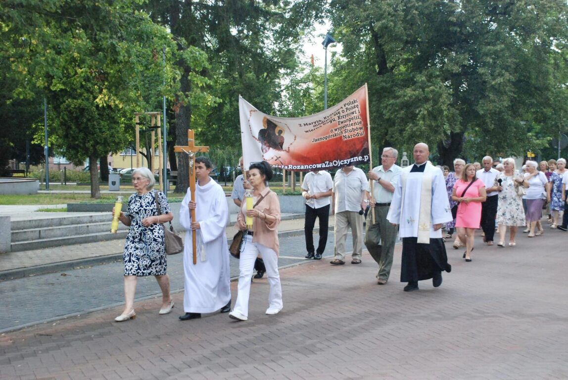 Biłgoraj modli się na ulicach za ojczyznę. Kto przyszedł? (foto) - Zdjęcie główne