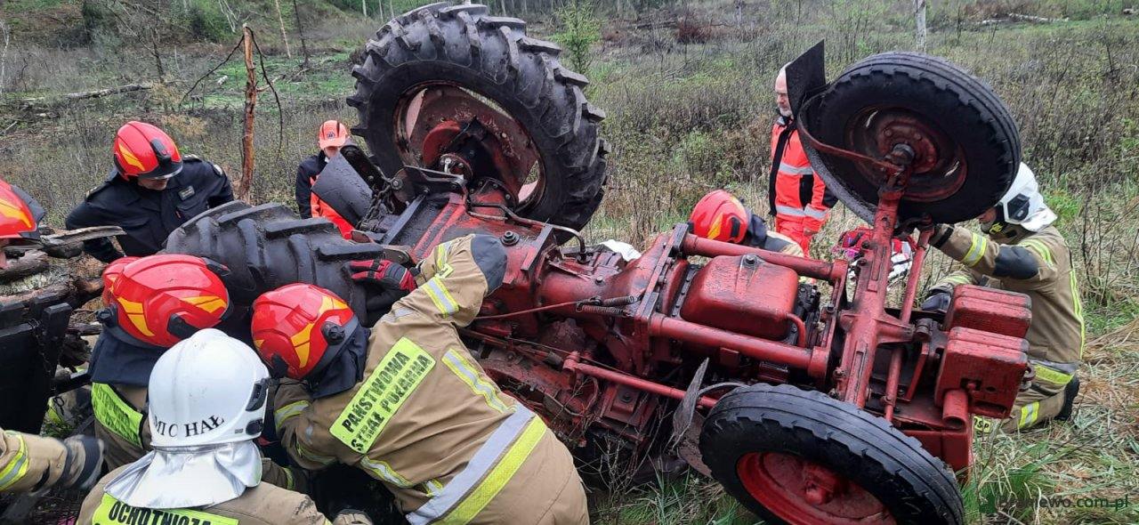 O włos od tragedii. Ciągnik przygniótł mężczyznę - Zdjęcie główne