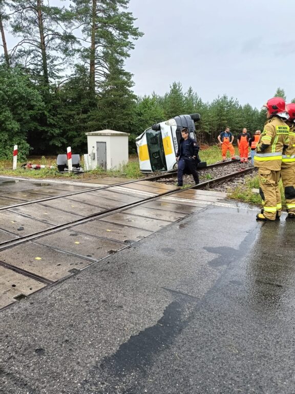 Sceny grozy na torach. Bus przewrócił się na przejeździe kolejowym (foto) - Zdjęcie główne