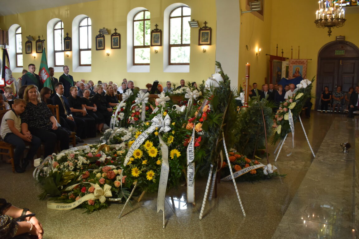 Ostatnie pożegnanie Mariana Tokarskiego. Tłumy żegnały byłego starostę biłgorajskiego (foto) - Zdjęcie główne