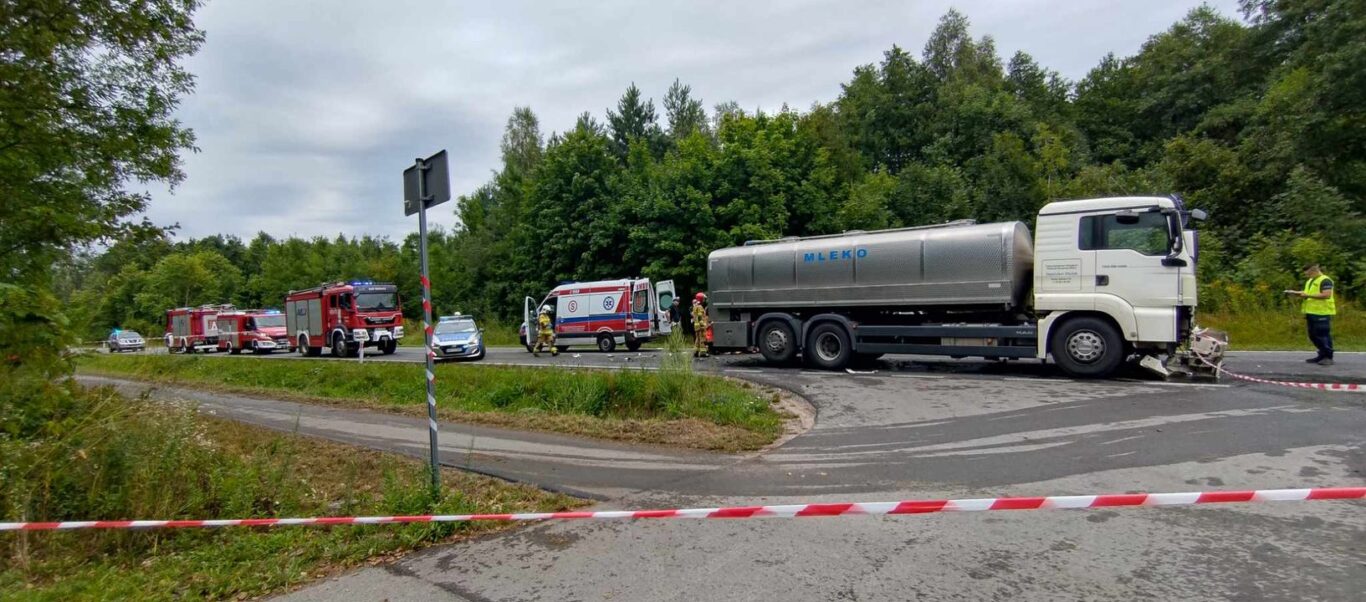 Fatalny wypadek w powiecie. Kierowca uwięziony (foto,video) - Zdjęcie główne