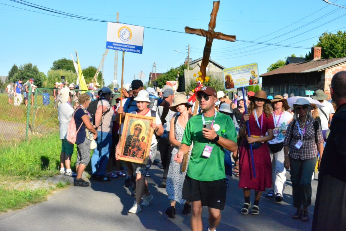 Pielgrzymi z powiatu na Jasną Górę. Dziś przedostatni dzień (foto) - Zdjęcie główne