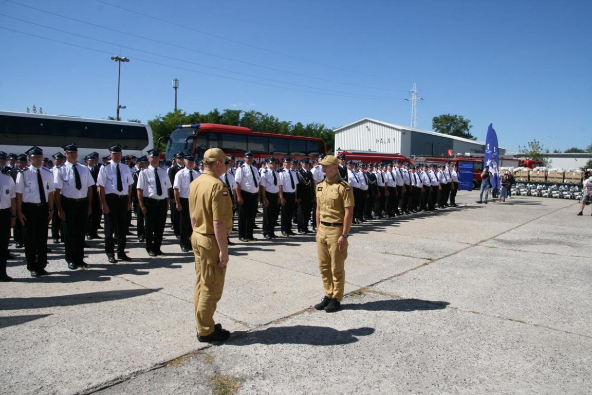 Strażacy z powiatu dostali sprzęt. Do kogo jedzie? (foto) - Zdjęcie główne