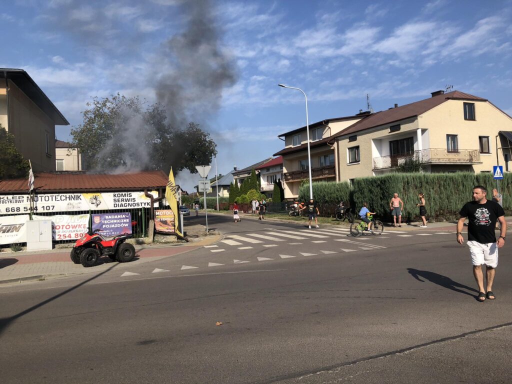 Kłęby dymu w Biłgoraju. Strażacy walczą z ogniem (foto) - Zdjęcie główne