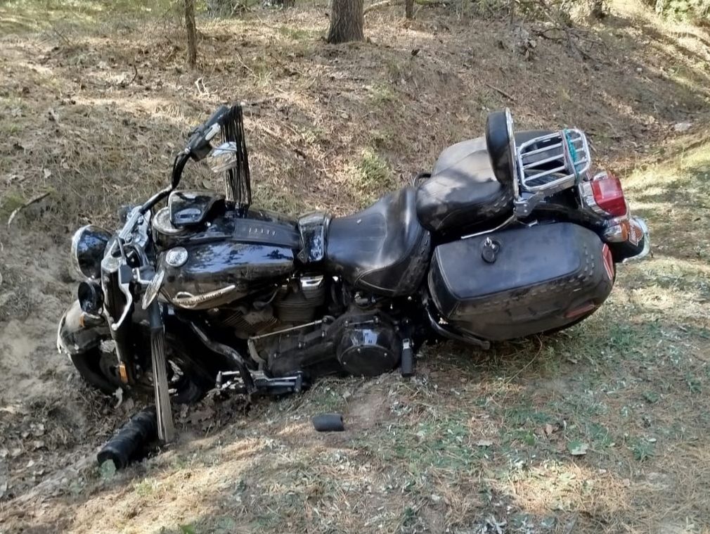 Fatalny wypadek w powiecie. Drzewo spadło na motocyklistę! (foto) - Zdjęcie główne