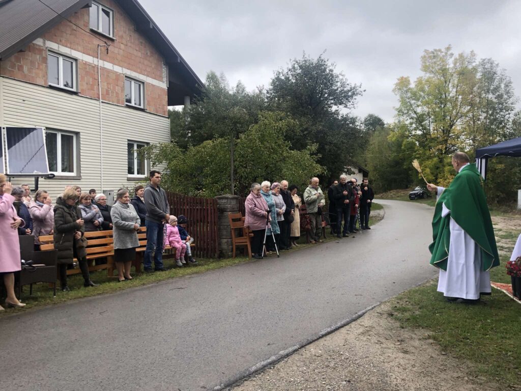 W gminie Biłgoraj stanął krzyż pamięci.  Wykonał go 85-letni mieszkaniec (foto) - Zdjęcie główne