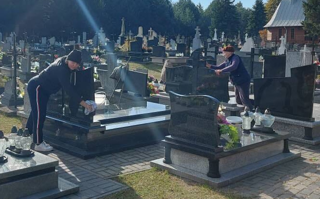 Wielkie manewry na cmentarzach w powiecie  (foto) - Zdjęcie główne