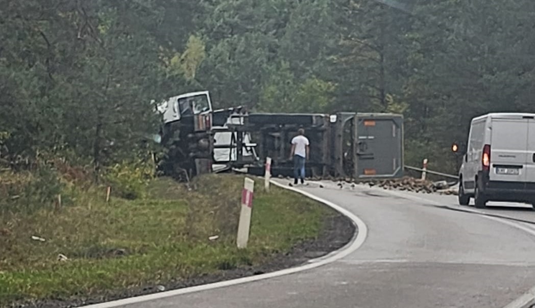 Zablokowana droga w powiecie. Samochód w rowie - Zdjęcie główne