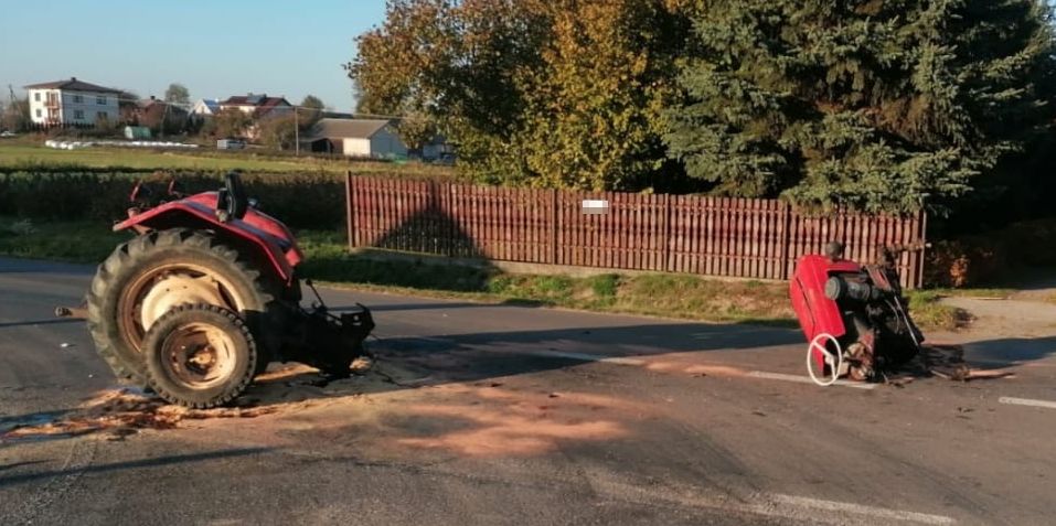 Ciągnik rozpadł się na dwie części! Wypadek na Ziemi Biłgorajskiej - Zdjęcie główne