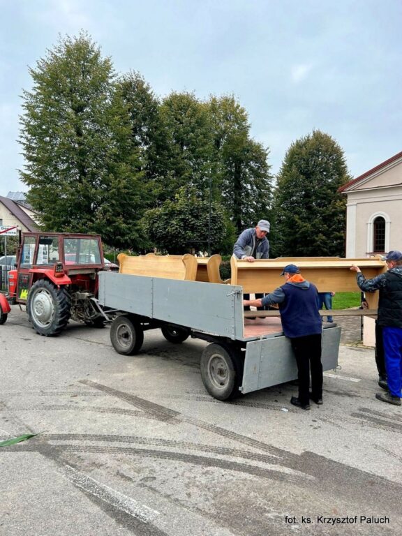 Wierni z Soli muszą opuścić kościół (foto) - Zdjęcie główne