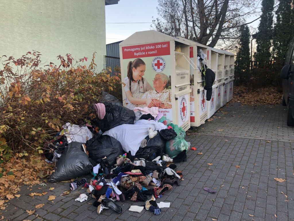 Tak wygląda...szkolny parking- Ktoś to w ogóle kontroluje!? - grzmi mieszkaniec (foto) - Zdjęcie główne