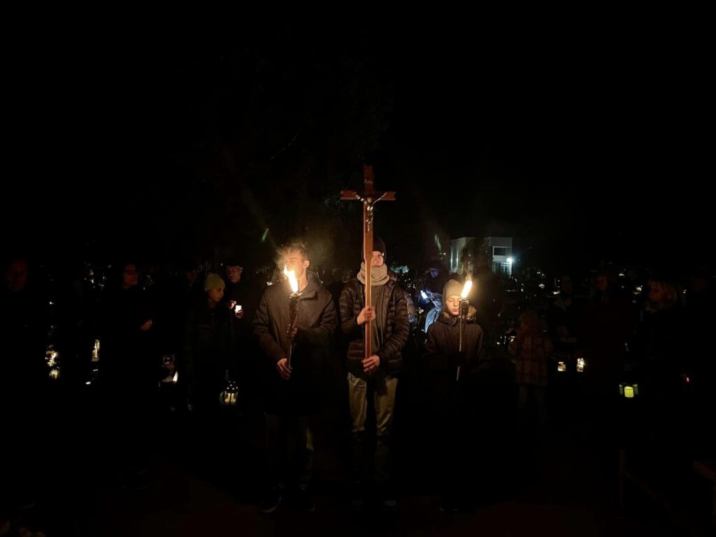 Droga Krzyżowa na cmentarzu w Biłgoraju (foto) - Zdjęcie główne