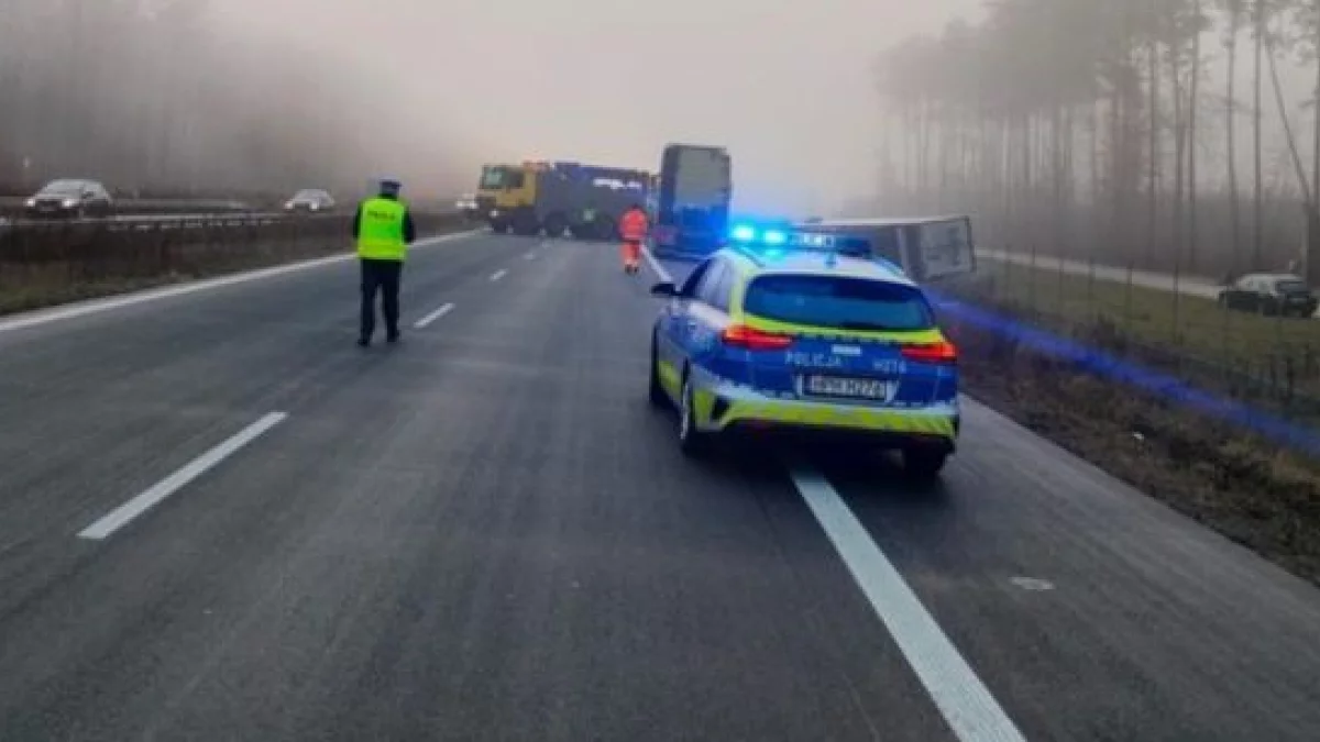 Ciężarówką wjechał do rowu - Zdjęcie główne