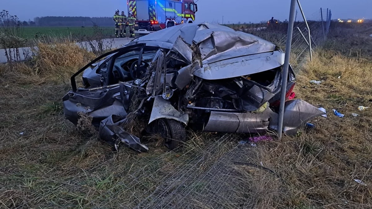 Groźny wypadek w Lubicach. Jedna osoba zakleszczona w pojeździe - Zdjęcie główne