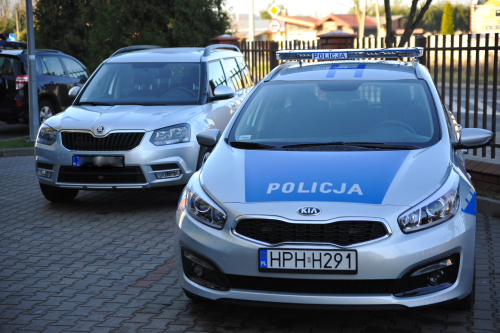 Nieoznakowana skoda i oznakowana kia uroczyście przekazane garwolińskiej policji - Zdjęcie główne