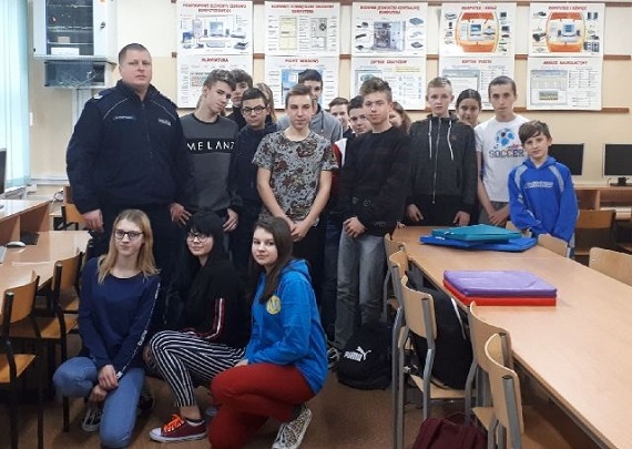Policjanci spotykają się z dziećmi przed feriami - Zdjęcie główne