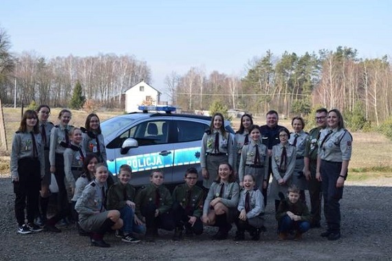 Policjanci rozmawiali z harcerzami o bezpieczeństwie - Zdjęcie główne